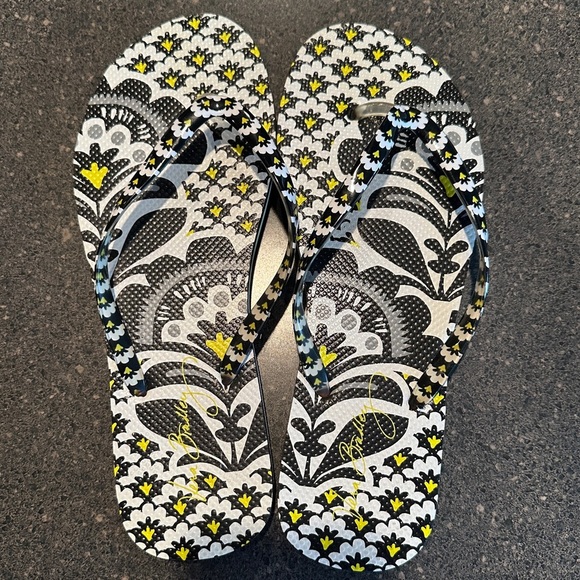 Vera Bradley flip-flops, size 9–10, NWOT. Fanfare pattern, black/yellow. - Picture 1 of 7